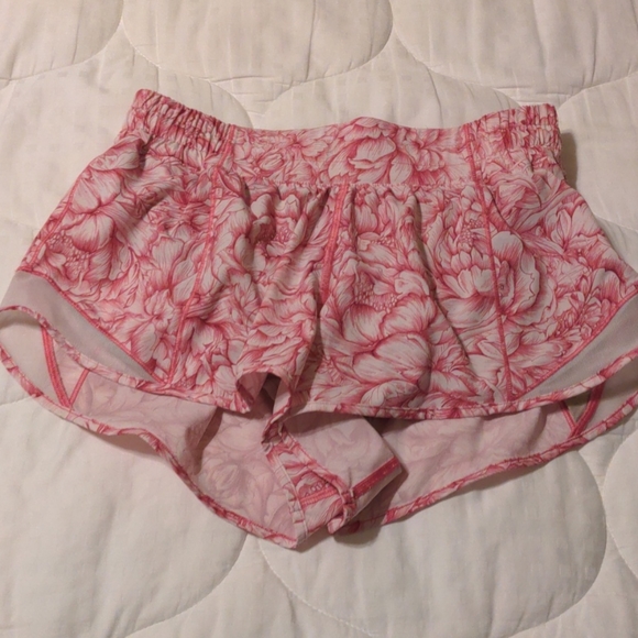 Lululemon Hotty Hot Short II *2.5" - Picture 8 of 9